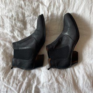 Aquatalia Femi Sport Leather Chelsea Booties EUC 9
